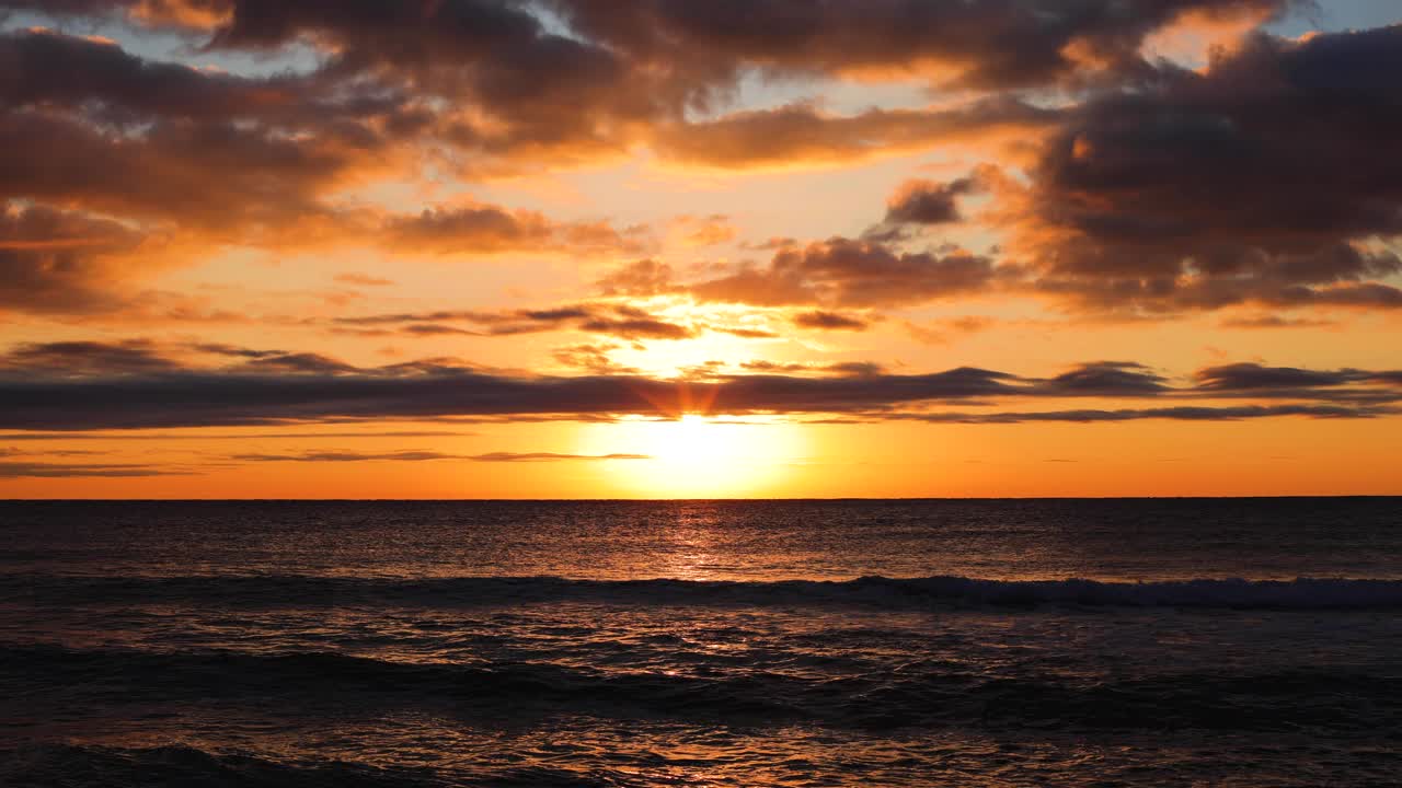 海洋上的热带日出。太阳在海浪上升起视频素材