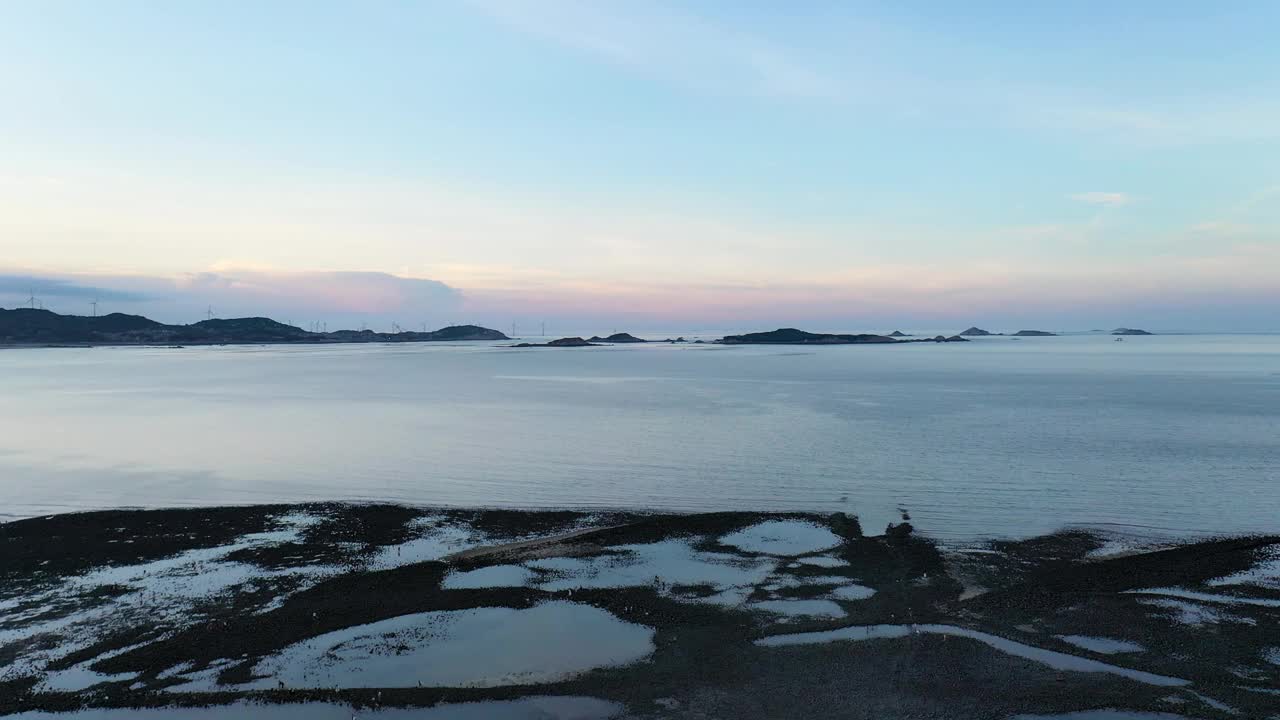 鸟瞰黑礁海滩海景视频素材