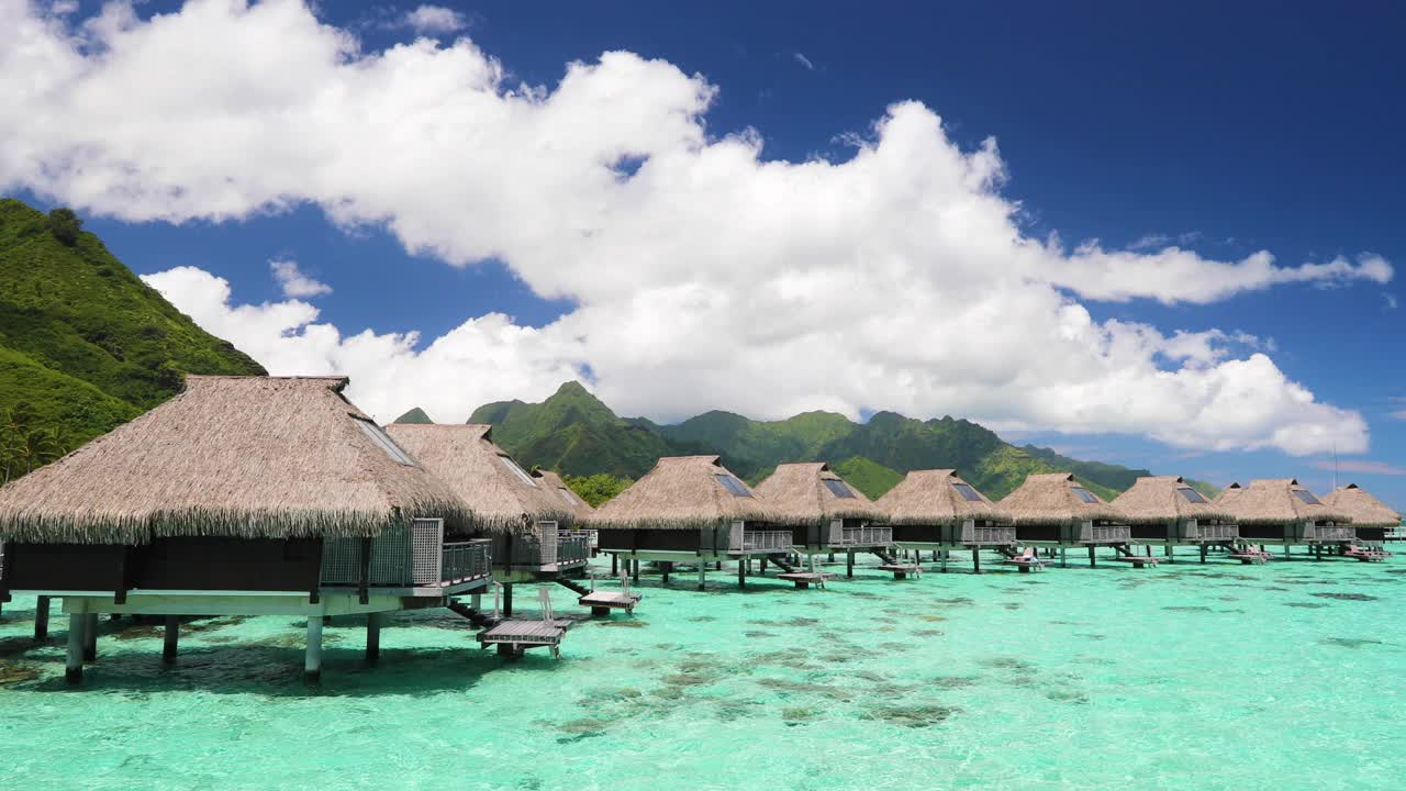 度假酒店在旅游度假天堂与水上平房在海洋泻湖与珊瑚礁海。来自波拉波拉，法属波利尼西亚，塔希提岛，南太平洋的4K视频。视频素材