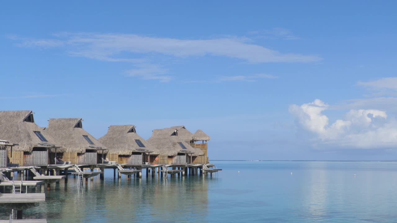 在珊瑚礁泻湖海的水上平房度假酒店旅游度假天堂。来自波拉波拉，法属波利尼西亚，塔希提岛，南太平洋的4K视频。视频素材