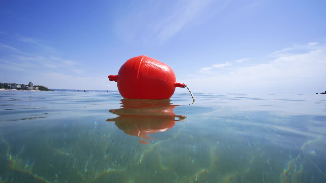 在海面上作海滩海水标记的航标浮标视频素材