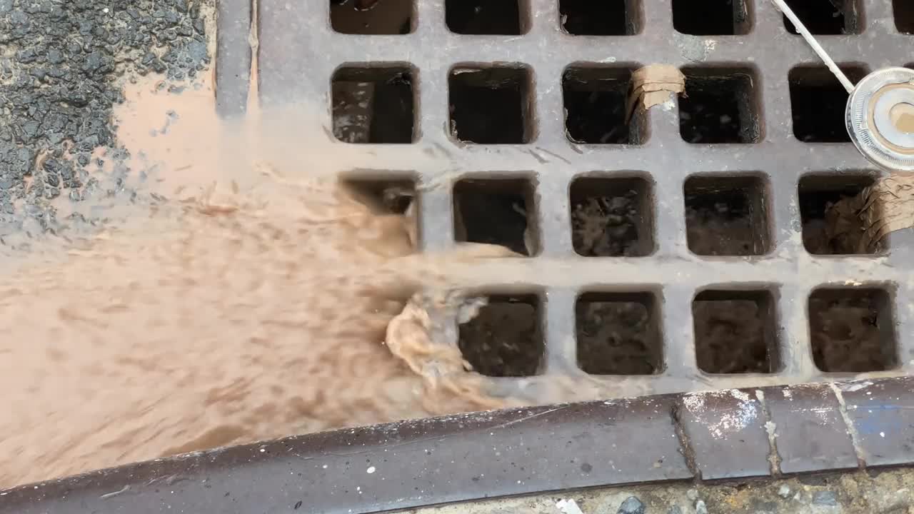 曼哈顿街雨水流入下水道的景象视频素材