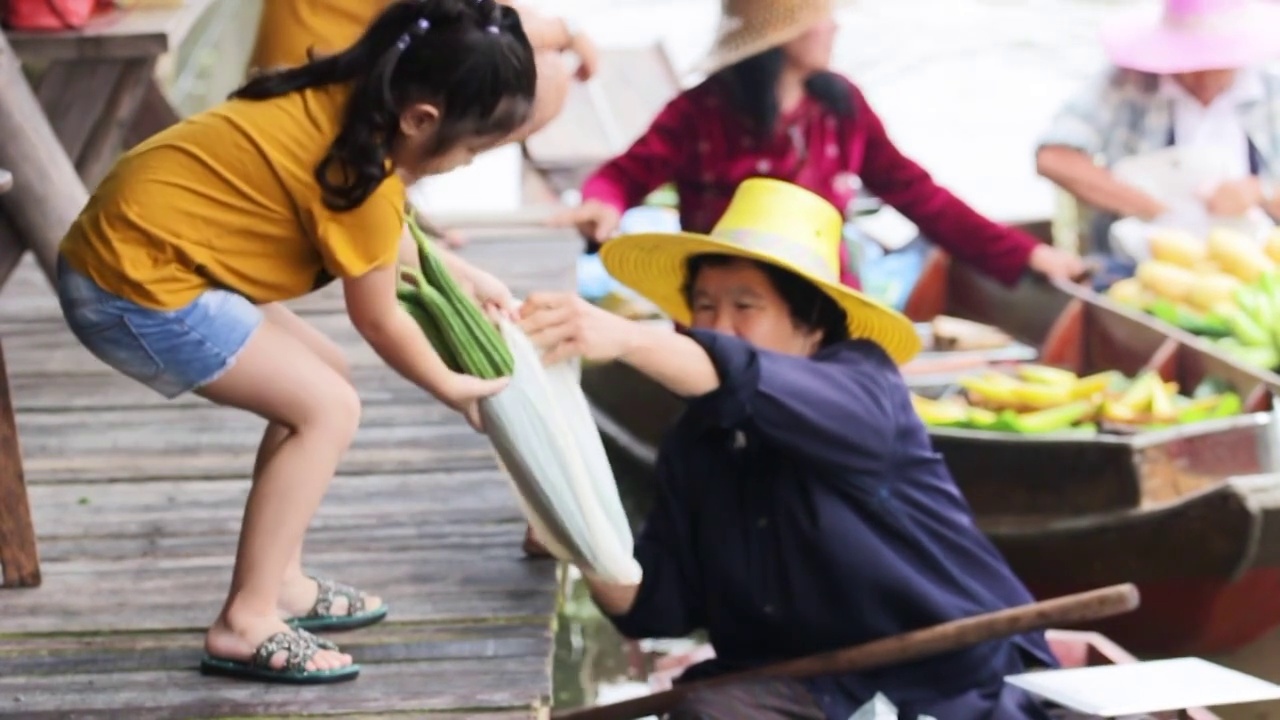 水上市场，旅游景点和购物中心的地方产品，泰国的传统文化视频素材