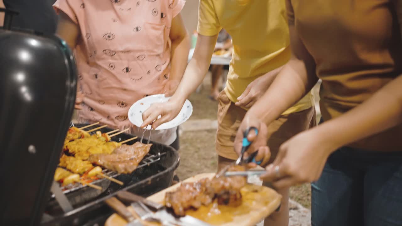 一群朋友在家户外烧烤视频素材