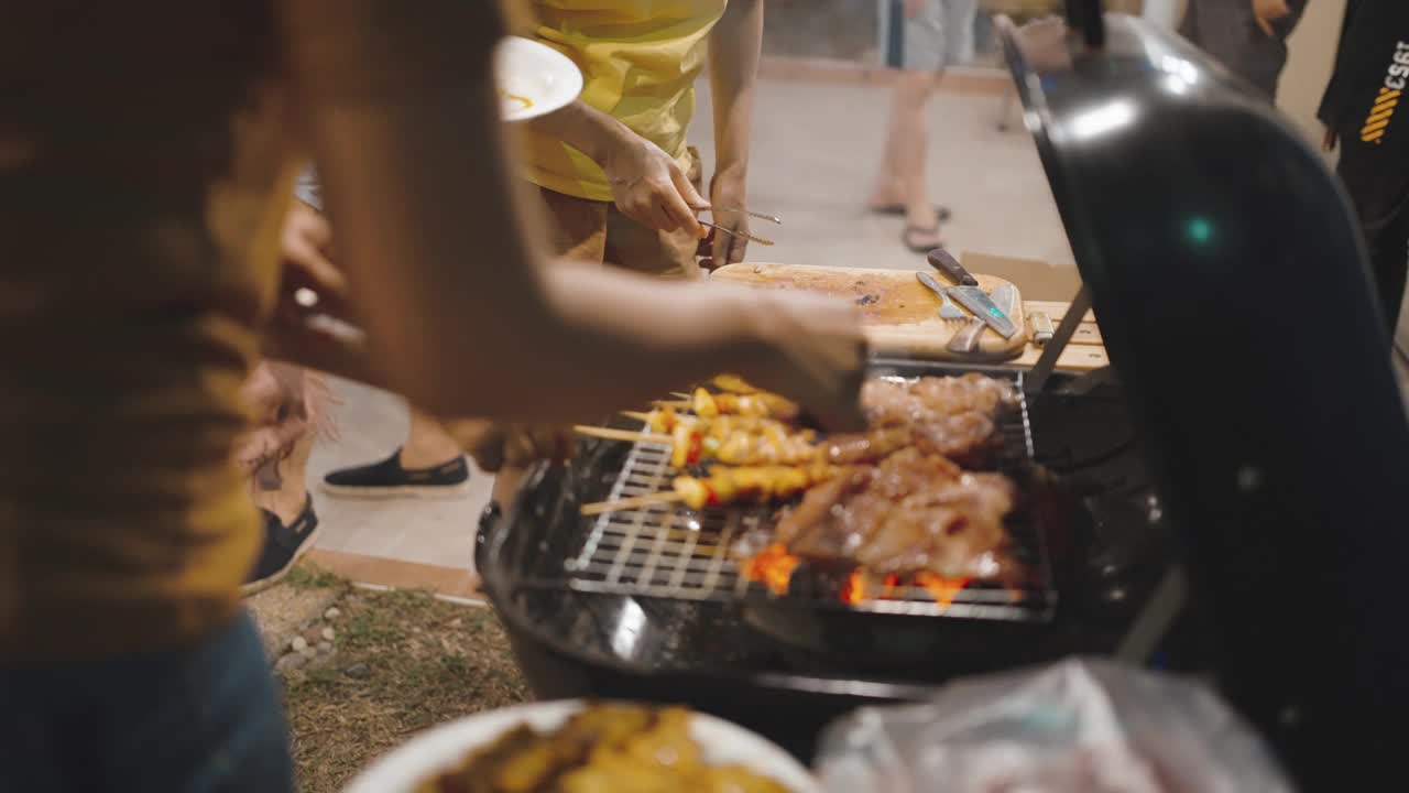 一群朋友在家户外烧烤视频素材