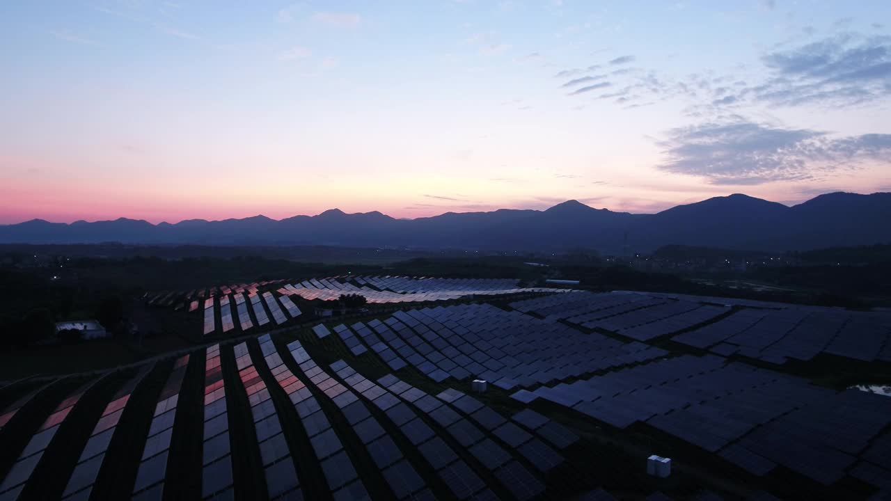 日落时的太阳能发电站视频素材