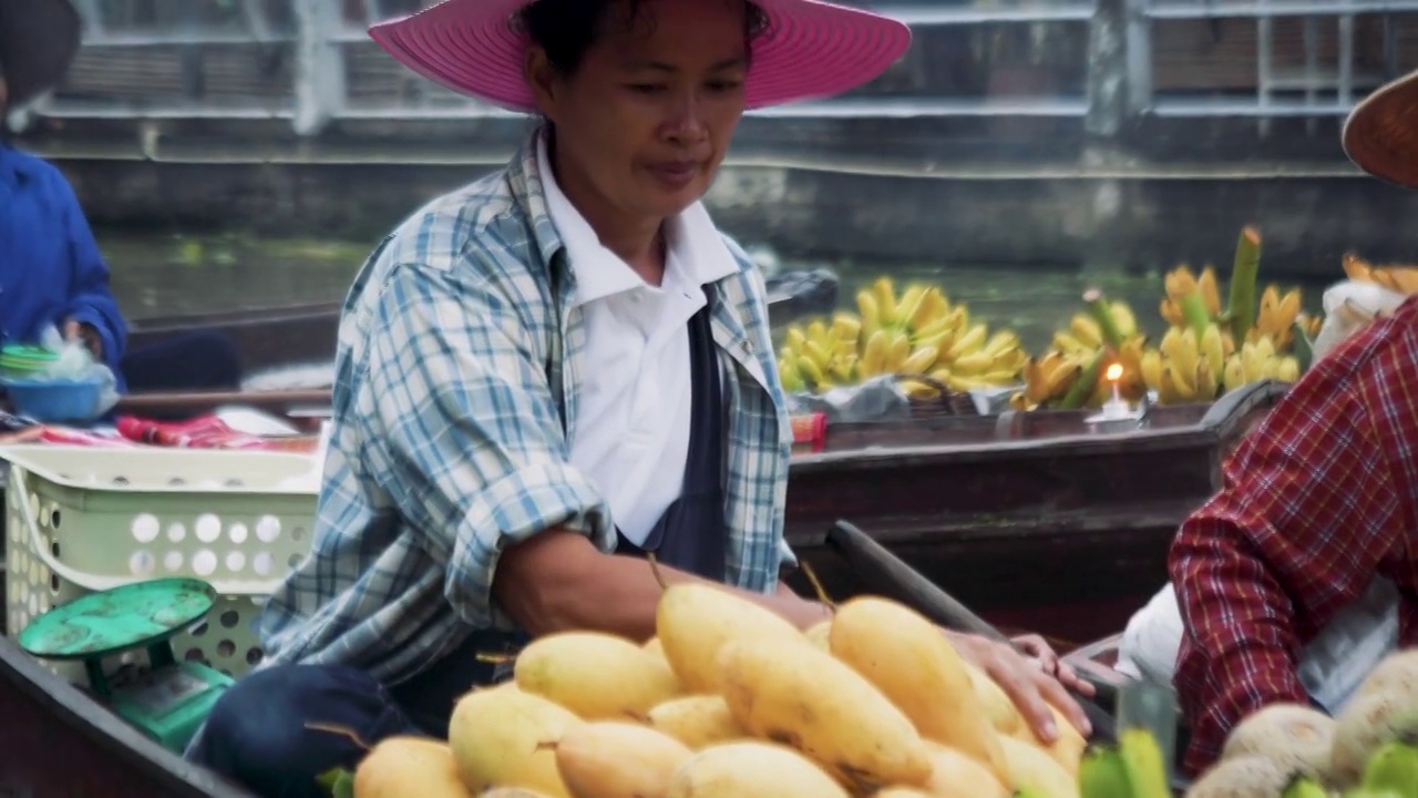 水上市场，旅游景点和购物中心的地方产品，泰国的传统文化视频素材