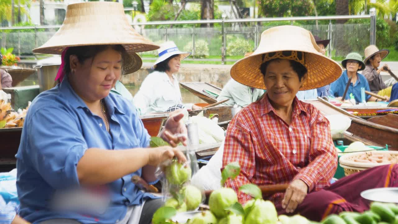 水上市场，旅游景点和购物中心的地方产品，泰国的传统文化视频素材