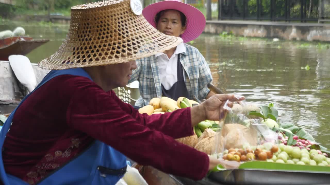 水上市场，旅游景点和购物中心的地方产品，泰国的传统文化视频素材