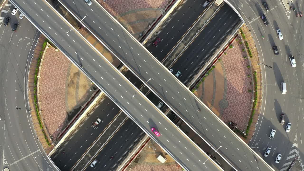 鸟瞰图的街道环岛大美丽的市中心曼谷，泰国。视频素材