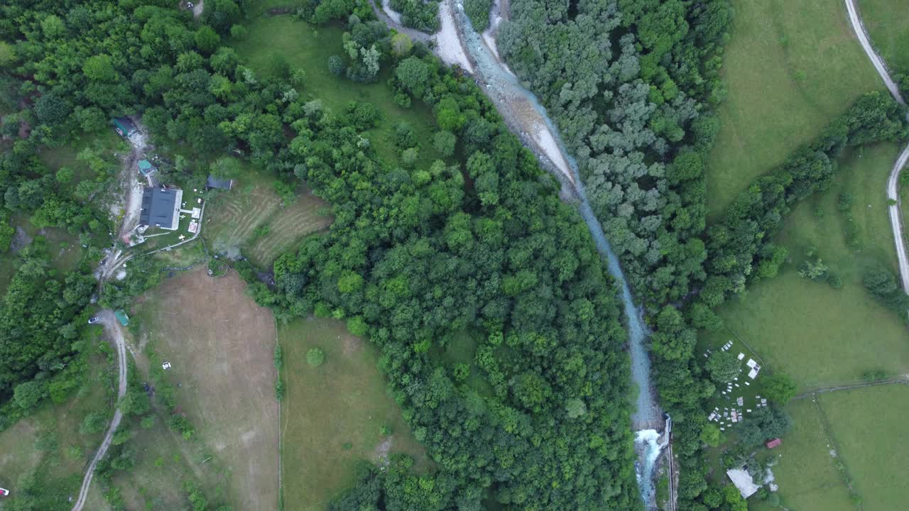 阿尔巴尼亚塞特的阿尔卑斯山顶上的巨大山脉的岩石斜坡，有草甸和森林视频素材