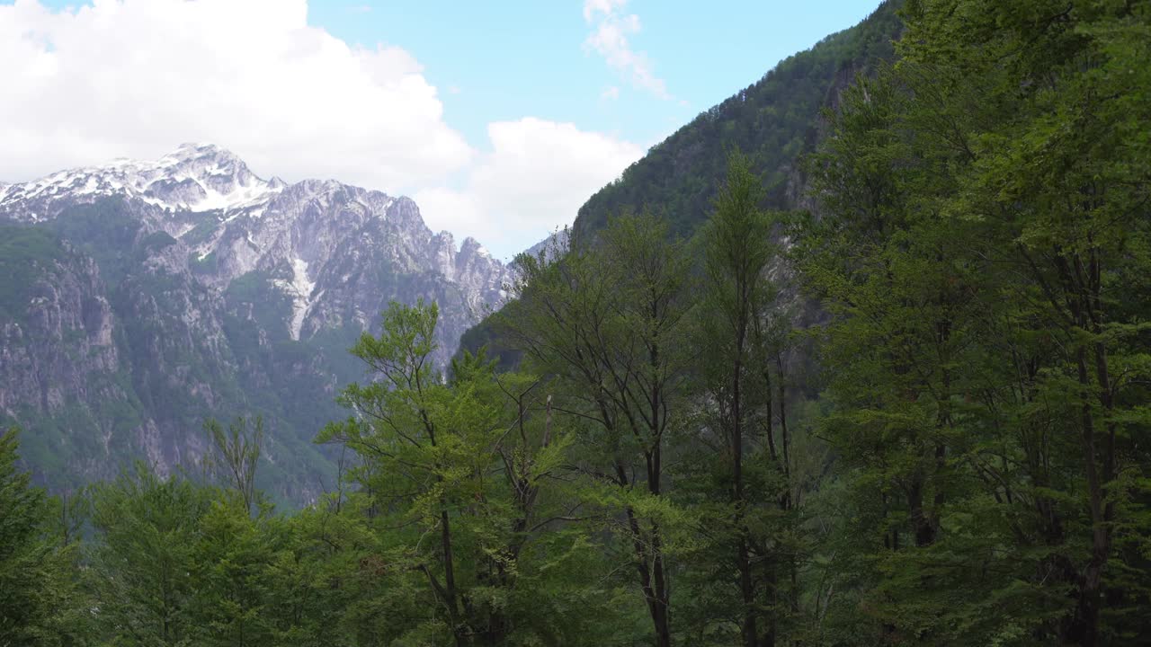 从瓦尔伯纳山口看阿尔巴尼亚阿尔卑斯山，夏日里的阿尔巴尼亚山脉，清晨美丽的山脉。高质量4k镜头视频素材