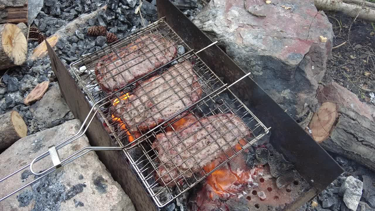 多汁的炭烤肉排视频素材