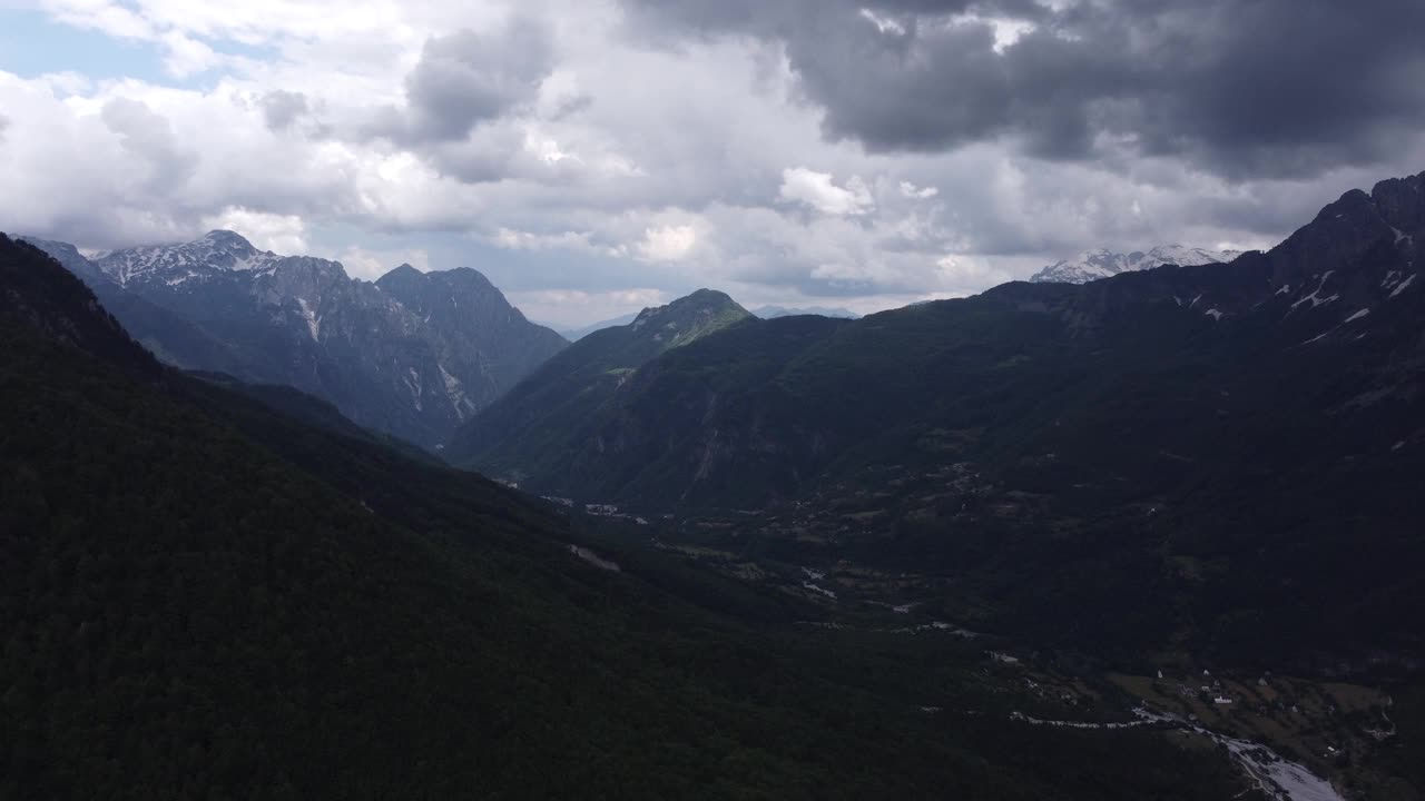 从瓦尔伯纳山口看阿尔巴尼亚阿尔卑斯山，夏日里的阿尔巴尼亚山脉，清晨美丽的山脉。高质量4k镜头视频素材