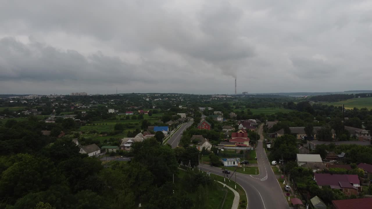 农村道路鸟瞰图。沿途的稻田。途经耕地、乡村的道路。视频素材