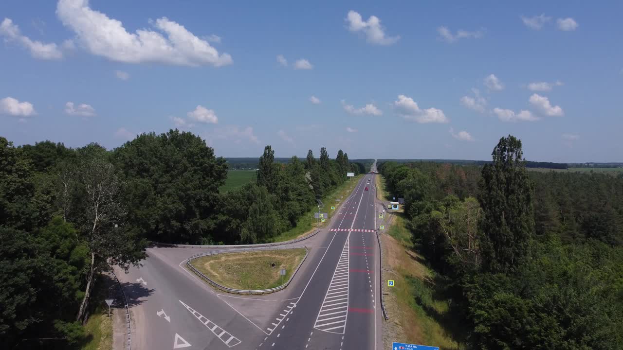 空的道路上有标记。蓝天白云视频素材