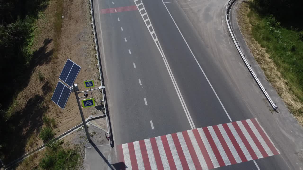 公路附近的太阳能电池板鸟瞰图。无人机拍摄节能视频。视频素材