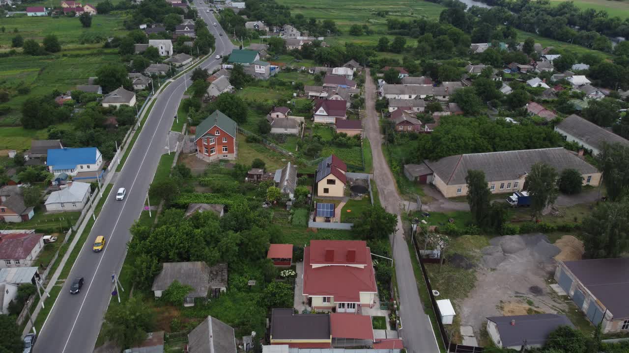 农村道路鸟瞰图。沿途的稻田。途经耕地、乡村的道路。视频素材