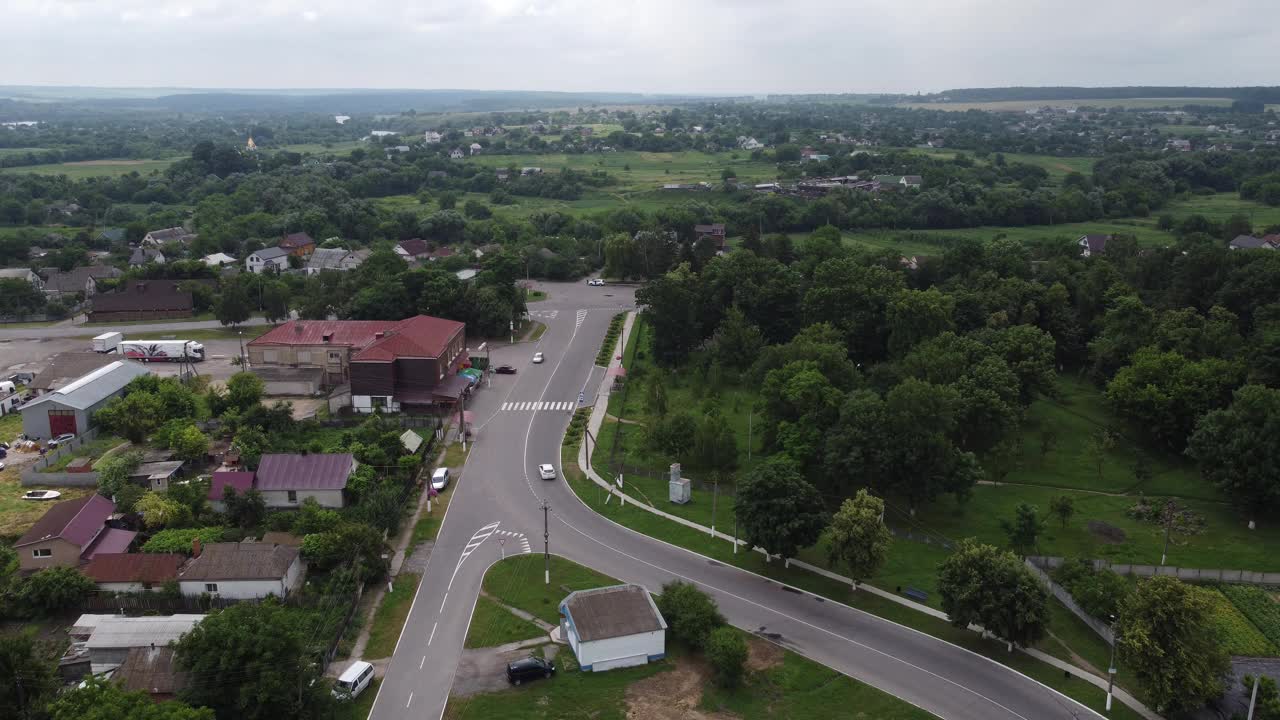 农村道路鸟瞰图。沿途的稻田。途经耕地、乡村的道路。视频素材