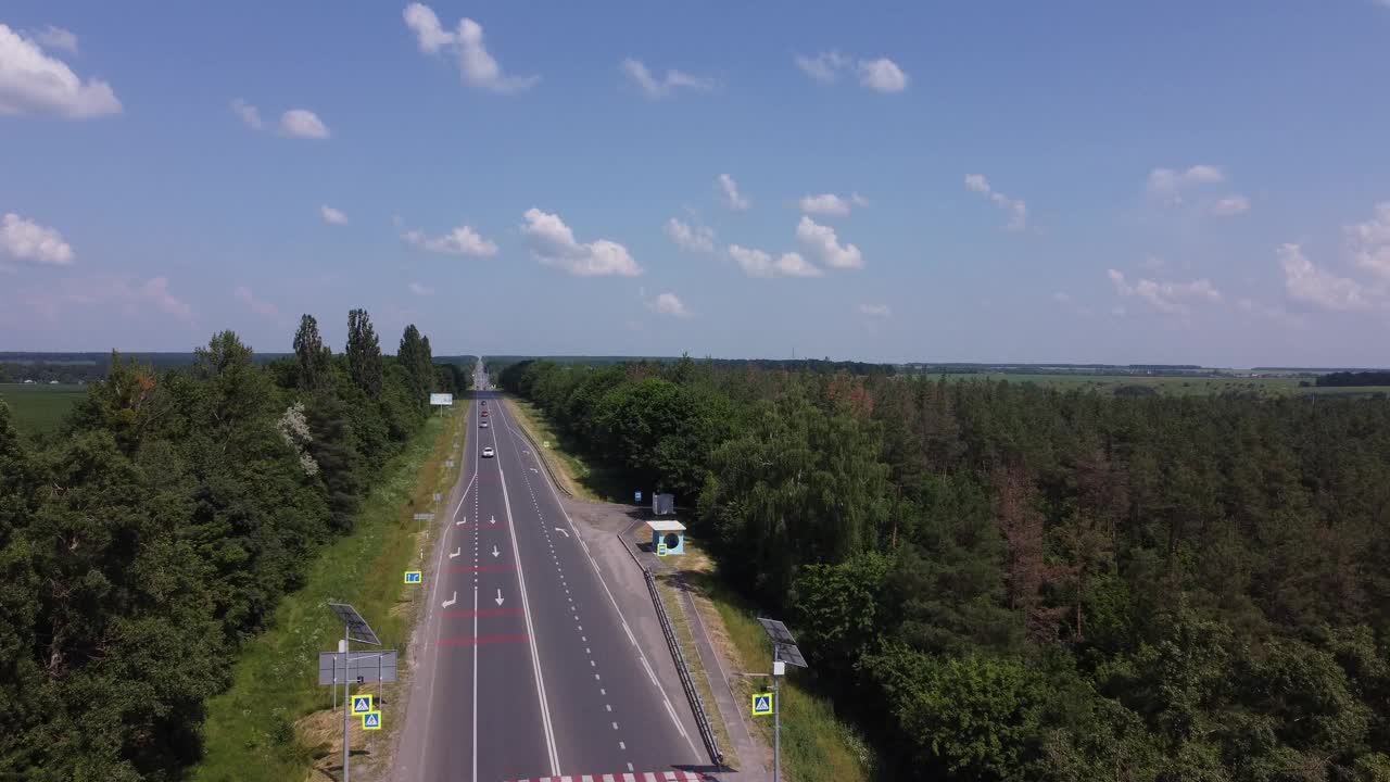 空的道路上有标记。蓝天白云视频素材