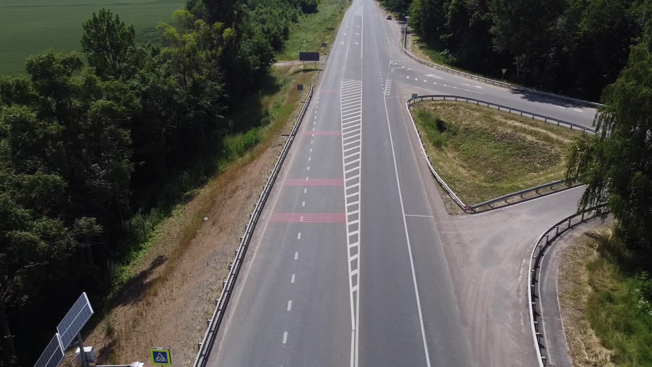 空的道路上有标记。蓝天白云视频素材