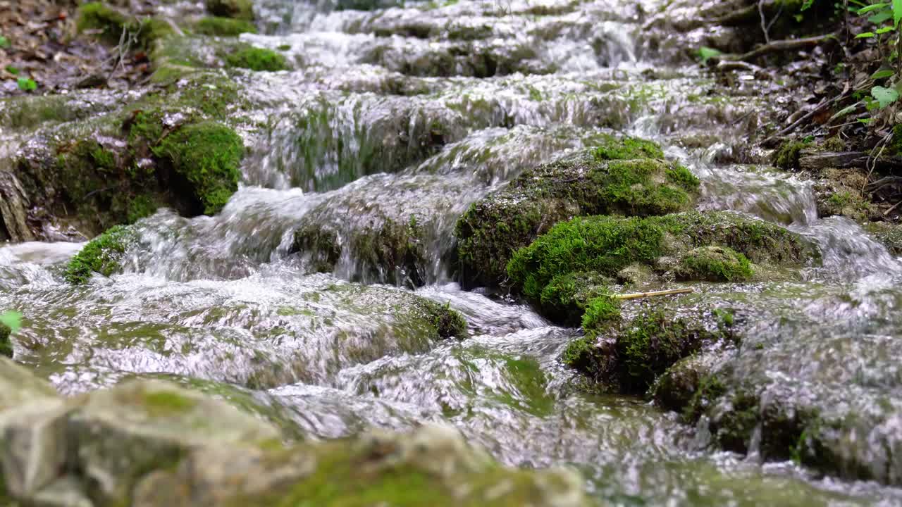 山上有瀑布和森林溪流。山溪特写视频素材