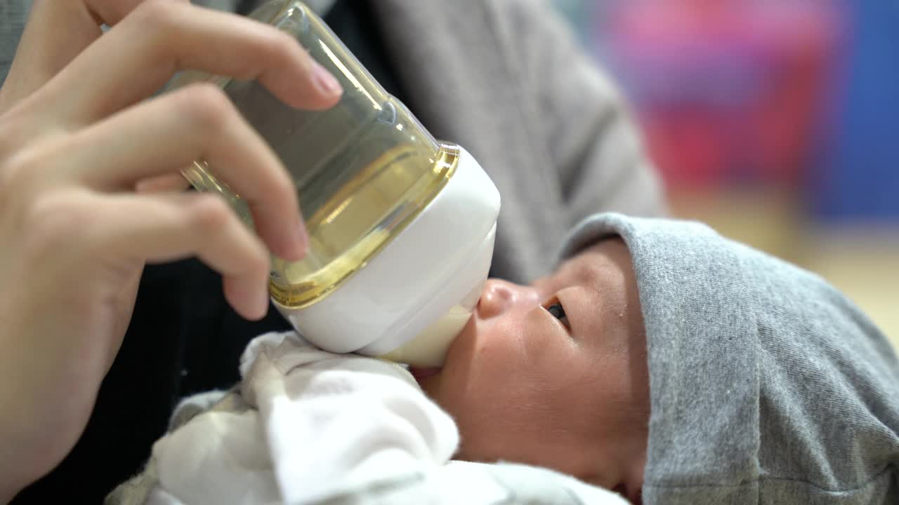 新生儿用奶瓶喝水视频素材