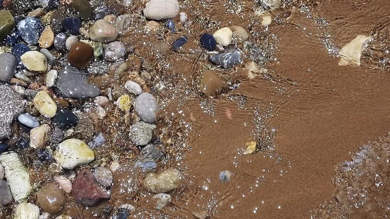 大海,海浪,石子。干净的卵石滩。高清视频视频下载