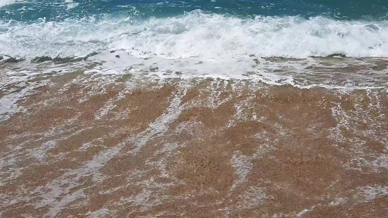 沙滩,大海,海浪。夏日美丽的海景。海滩区。高清视频视频下载