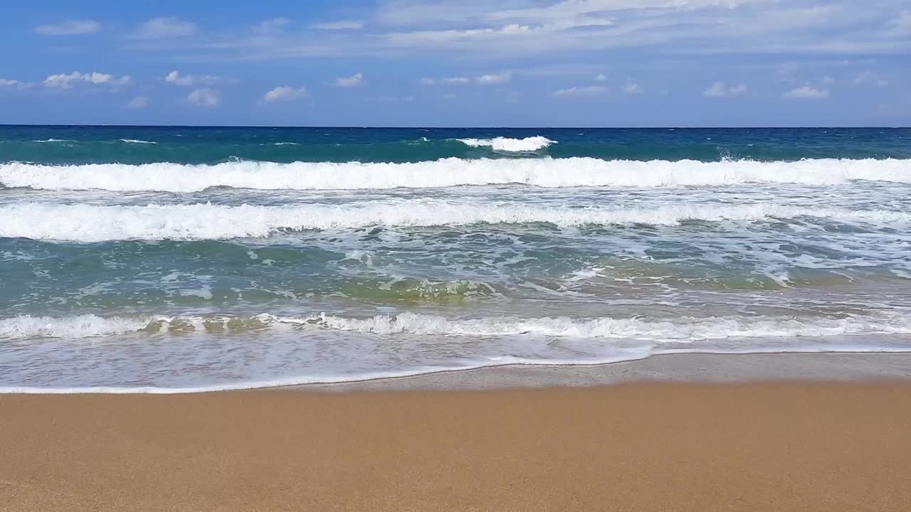 海滩，大海，海浪，天空。夏日美丽的海景。海滩区。高清视频视频下载