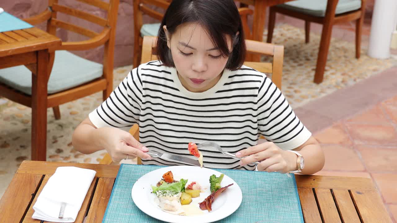 年轻女子早上在家吃素食。饮食、美容、生活方式视频素材