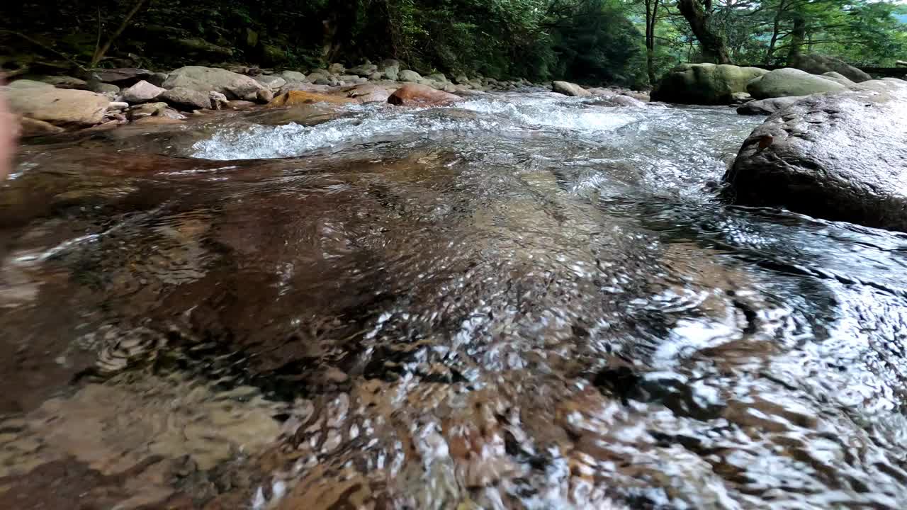 清澈的溪流，水下摄影视频素材