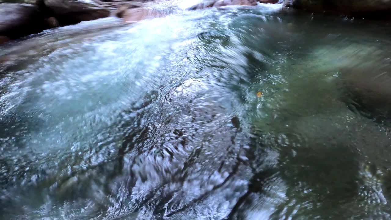 清澈的溪流，水下摄影视频素材