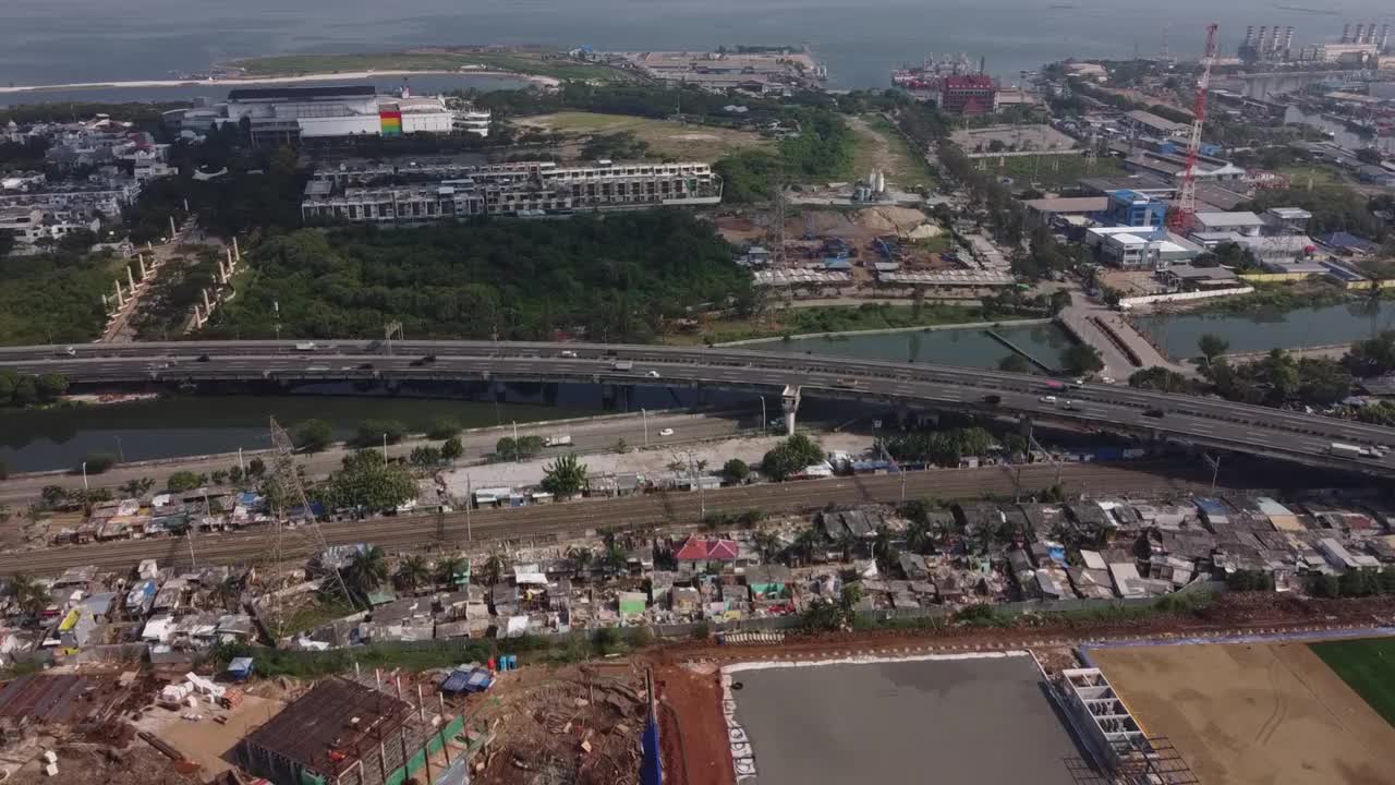 以立交桥和居民区为背景的足球场建设鸟瞰图视频下载