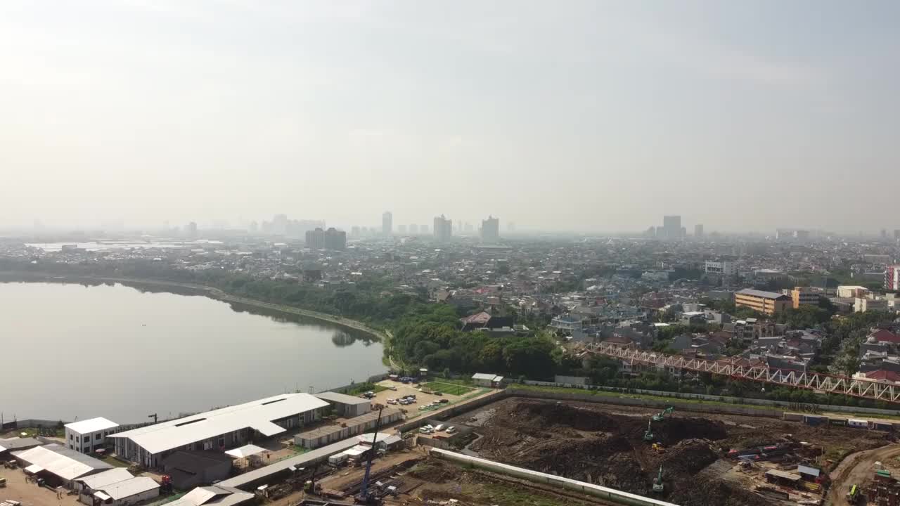 足球练习场鸟瞰图，以湖泊和居民区为背景视频素材