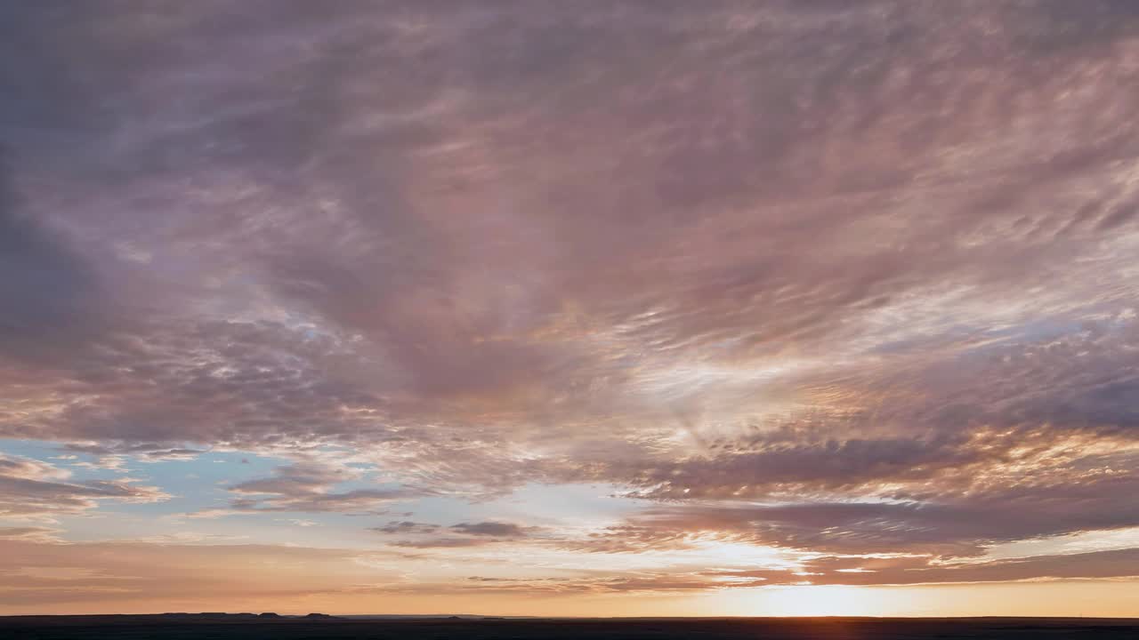 华丽的全景与衬里的云在橙色的天空风景的强烈日出视频素材