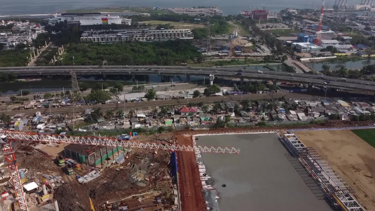 以立交桥和居民区为背景的足球场建设鸟瞰图视频下载