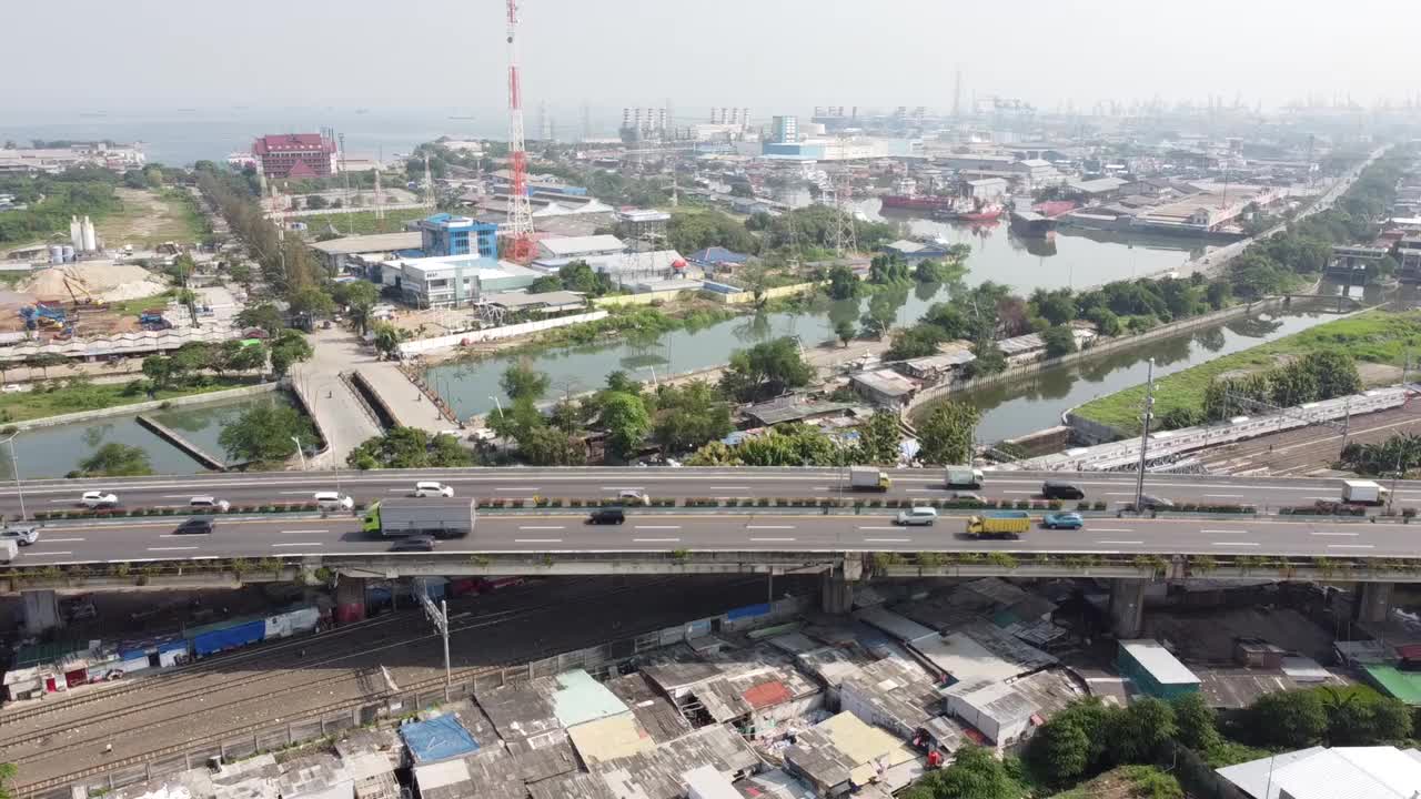 以立交桥和居民区为背景的足球场建设鸟瞰图视频下载