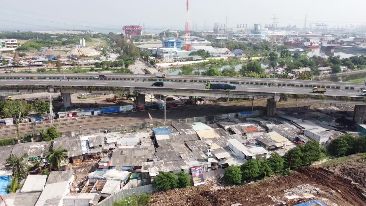 以立交桥和居民区为背景的足球场建设鸟瞰图视频下载