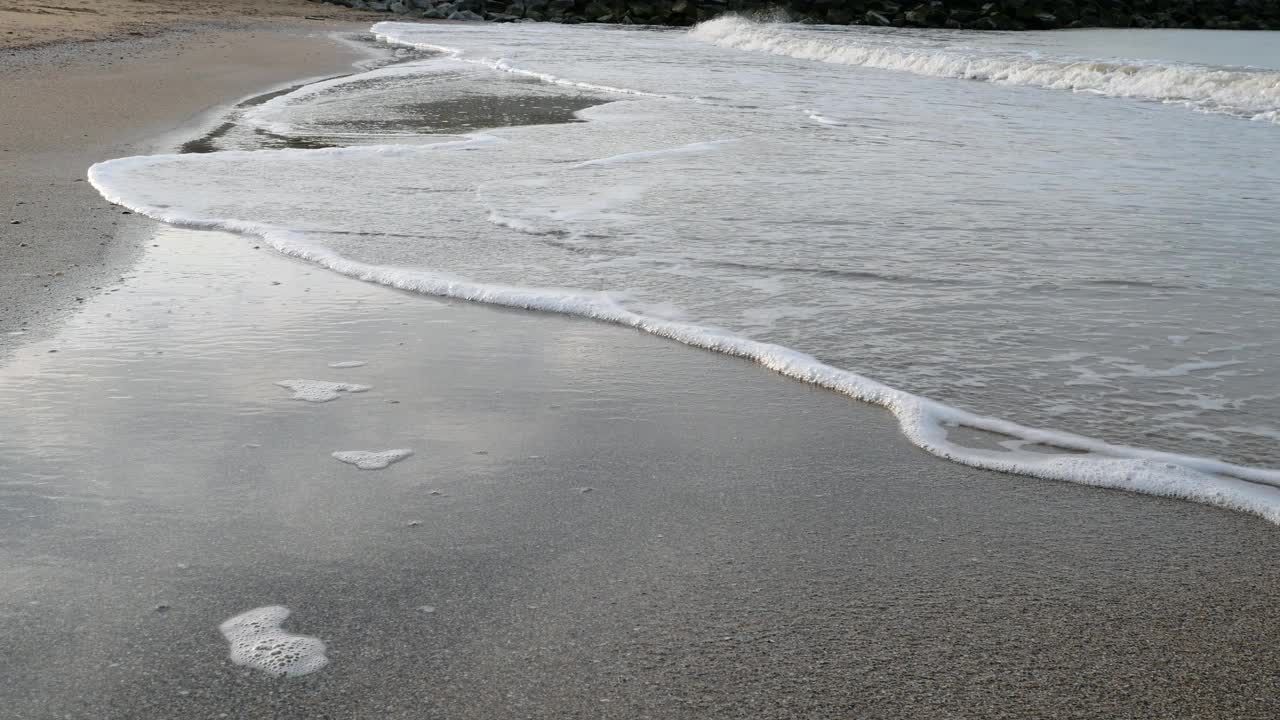 靠近沙滩和海浪的海滩。夏天旅游的概念。去海滩度假。海滩海景在秋天的一天。波视频素材