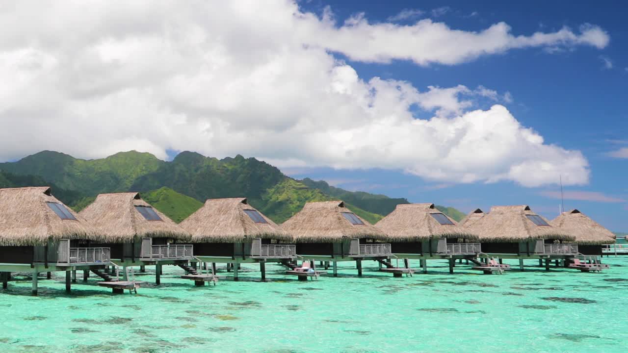 在珊瑚礁泻湖海的水上平房度假酒店旅游度假天堂。来自波拉波拉，法属波利尼西亚，塔希提岛，南太平洋的4K视频。视频素材