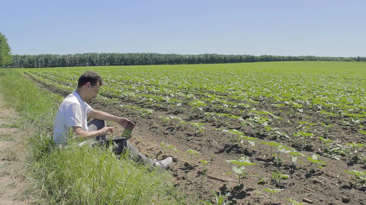 男人使用HUD房地产视频素材