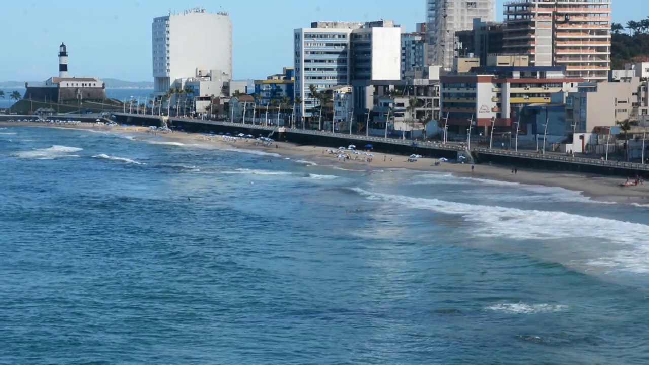 平静的海浪拍打着海滩。视频下载