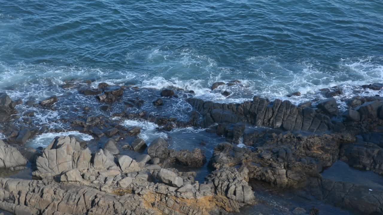 海浪冲击着岩石视频下载