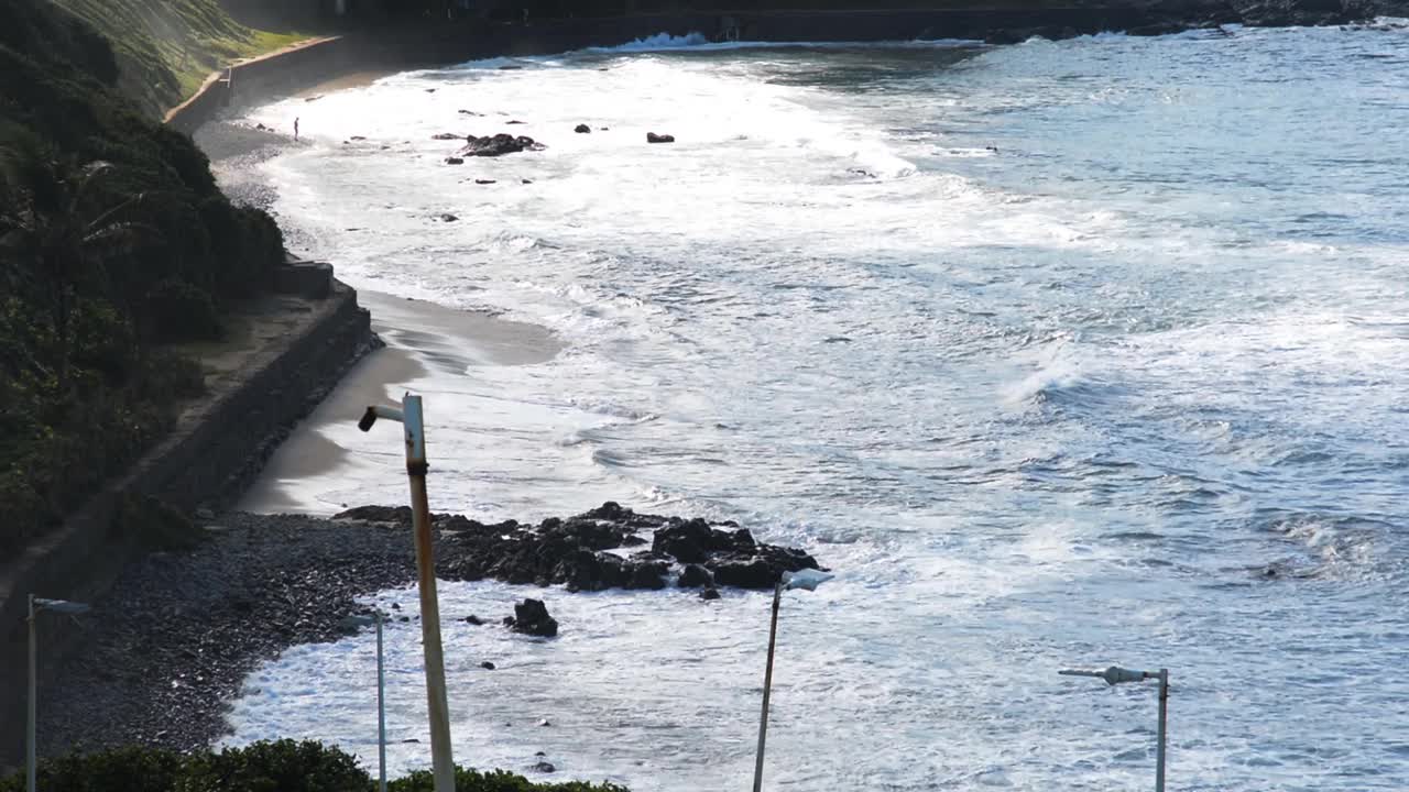 海浪冲击着岩石视频下载