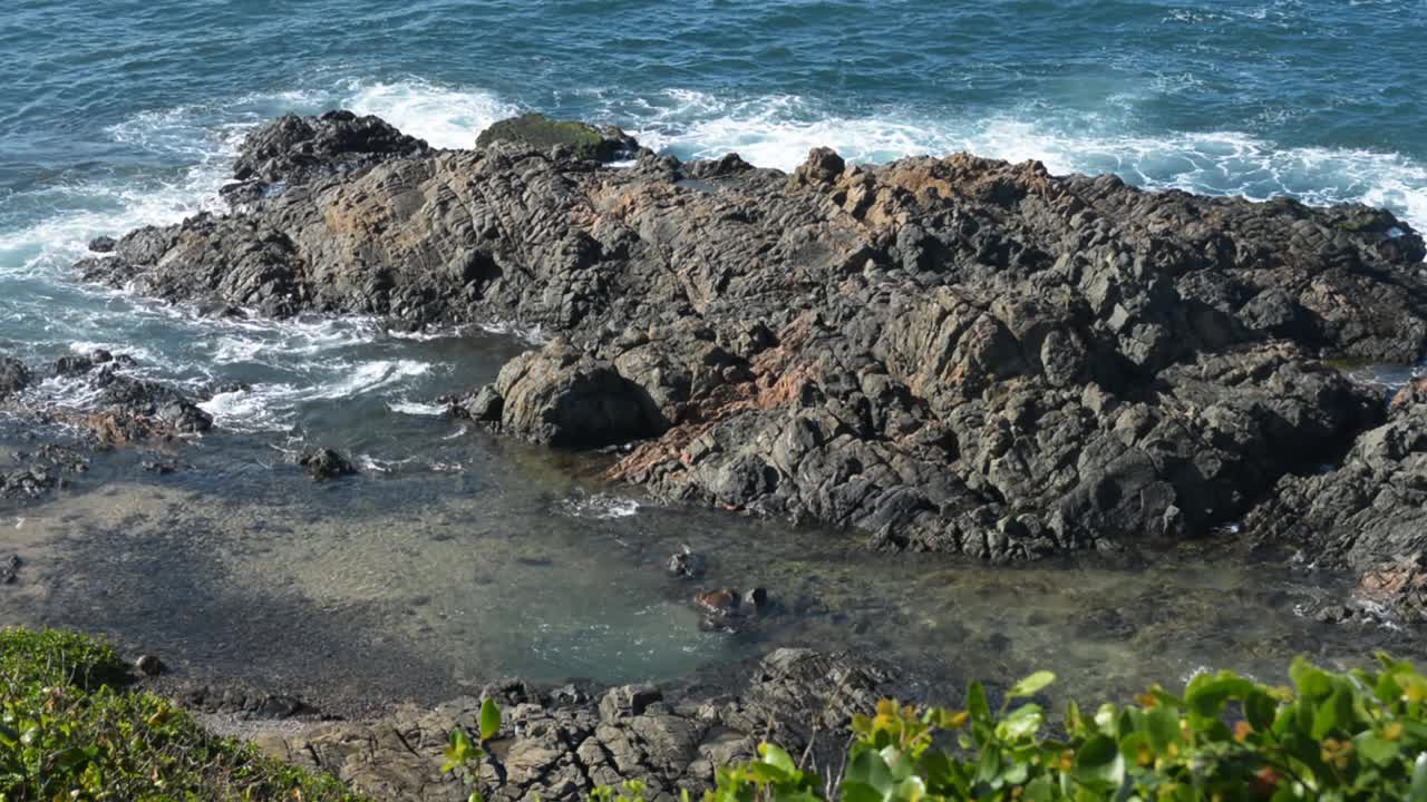 海浪冲击着岩石视频素材