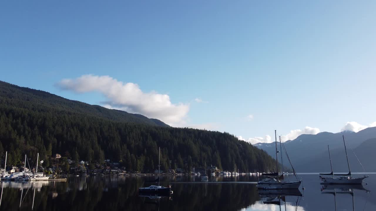 早晨，海湾碧波环绕，游艇停泊视频素材