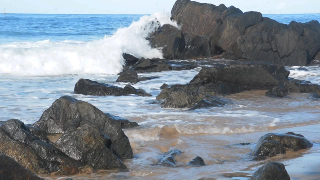 海浪冲击着岩石视频素材