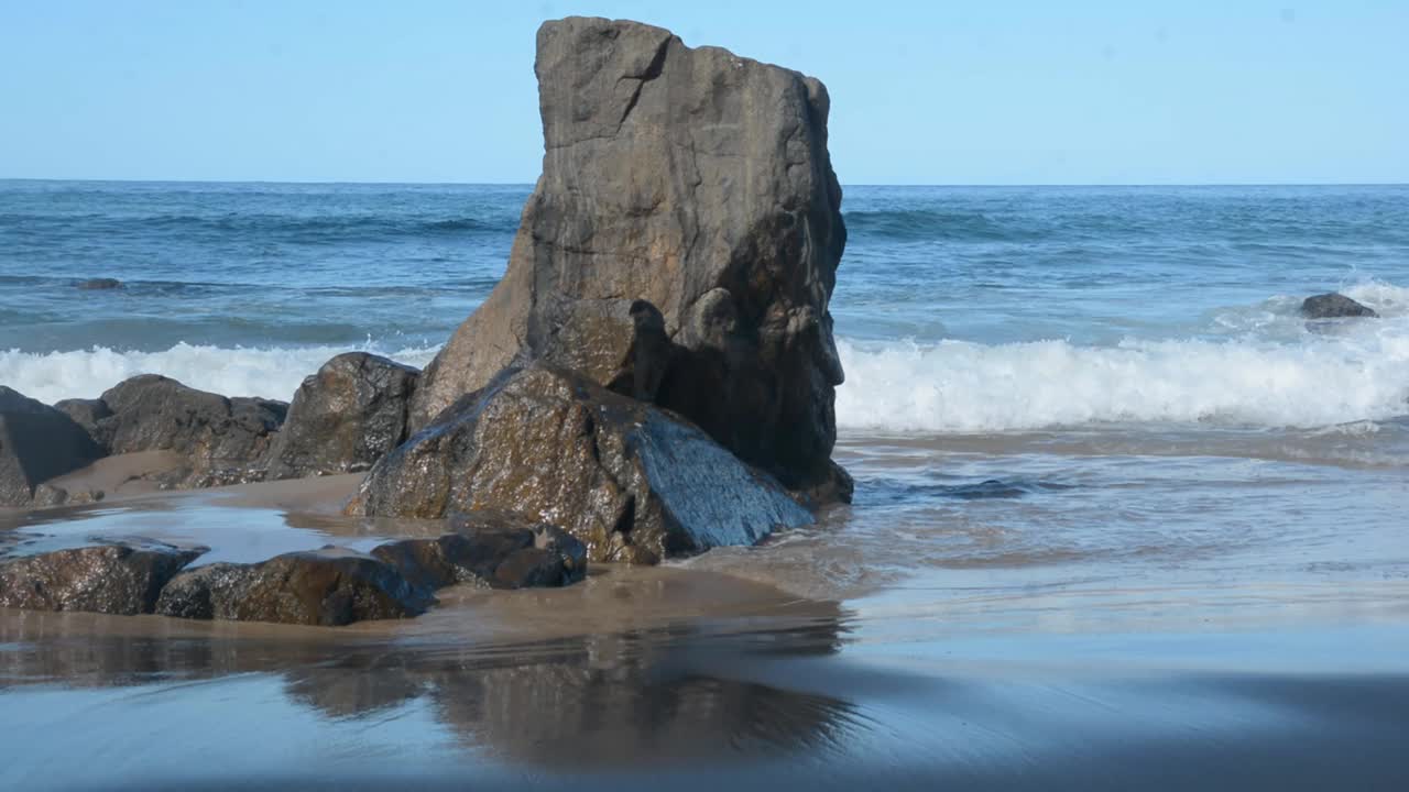 海浪冲击着岩石视频素材