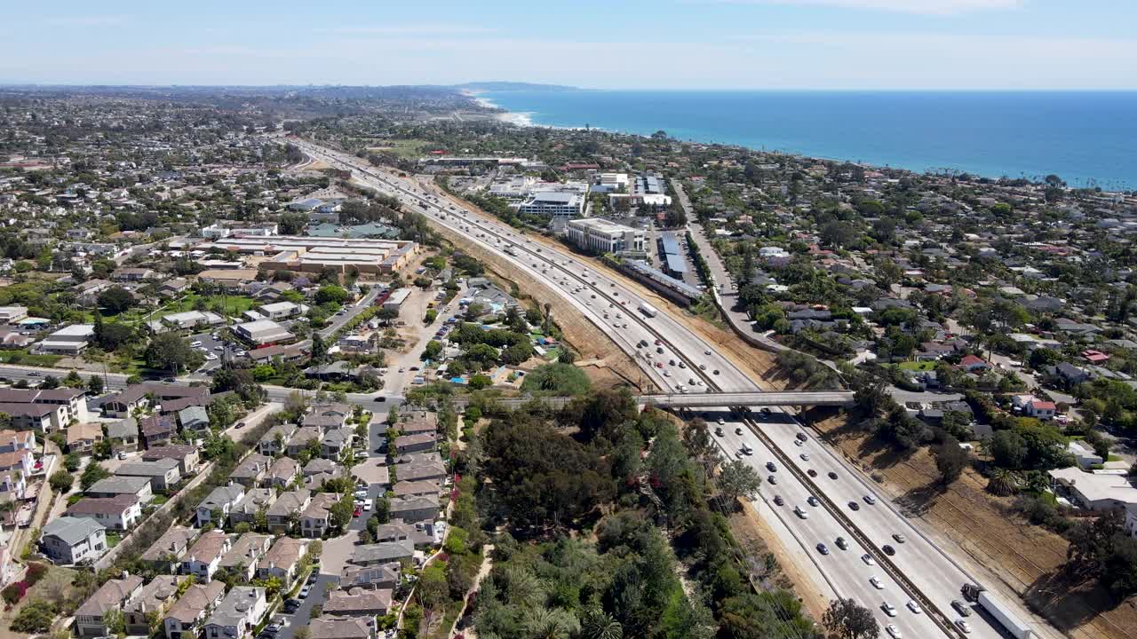 圣地亚哥，小交通的公路运输的鸟瞰图视频素材